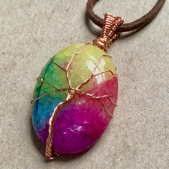 ๐ Handcrafted Rainbow Solar Quartz Pendant in Copper - Tree of Life Motif ๐ณ - Picture 9 of 10